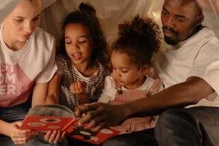 Así como se suelen organizar noches de películas o de juegos, organizad una noche de lectura en familia en donde compartáis vuestras historias y converséis sobre lo leído.