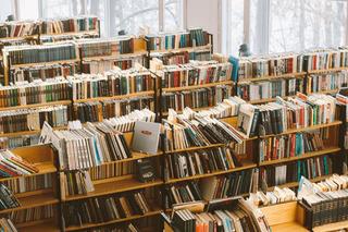 Lleva a tus niños y niñas a la librería a buscar su próxima lectura, invítalos a ayudarte a elegir una para ti también, de manera que ambos salgáis de allí con vuestro siguiente libro bajo el brazo.