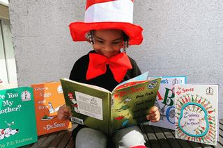 Si el primer libro logra captar su atención, la siguiente lectura la tendremos resuelta, por lo que comenzar una serie de libros facilitará la tarea de mantener a tus hijos interesados por la lectura.