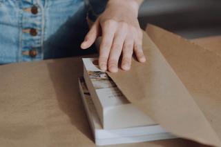 Dale tanto valor a los libros como a cualquier otro regalo que llevarías a una fiesta de cumpleaños o celebración. Esto enseñará a tus pequeños lo importantes que son los libros en su hogar y les ayudará a apreciarlos.