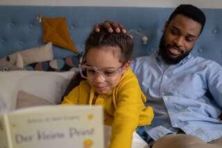 Mientras leen juntos, realiza intervenciones de participación haciendo preguntas como: ¿Qué piensas que pasará después?, o ¿cómo crees que se siente el personaje?