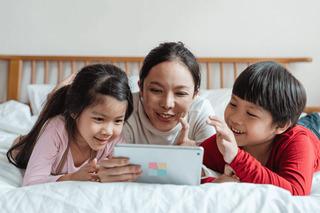 Es momento de demostrar el valor que aportan los distintos formatos de lectura, por lo que te recomendamos permitir a los pequeños leer utilizando dispositivos electrónicos. Por sus características y posibilidades, utilizar un dispositivo electrónico agrega un elemento emocionante a la acción de leer.