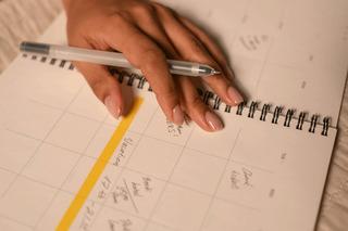 Queremos que la lectura se convierta en un hábito, por lo que será importante reservar diariamente un horario específico para este evento. Asegurarse de ser constantes es indispensable, por lo que te sugerimos que juntos llevéis un calendario donde podáis visualizar el progreso diario.