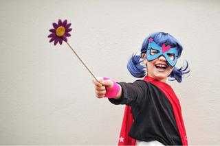 Comienza historias en los momentos menos esperados. Por ejemplo, de camino al cole, empieza una historia y reta a tus hijos a continuarla. De esta manera, seguirás ejercitando su creatividad y aumentando su motivación para leer.