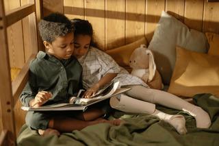 Si tienes hijos mayores que ya saben leer, una estrategia para motivarlos es que le lean a alguien más. Esto traerá beneficios tanto para el que lee como para el que escucha.