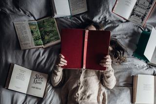 El momento de la lectura se puede convertir en una búsqueda de palabras o letras dentro de los textos. Dependiendo de la edad de los niños, podrán buscar su inicial o palabras de vocabulario específicas.