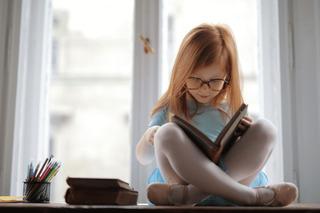 Hacer visibles los logros de la lectura es también un refuerzo del progreso que se va alcanzando y alienta al niño a continuar leyendo. Crear un cuadro de incentivos donde otorgues puntos por cada logro desbloqueado representará una herramienta valiosa para motivar la lectura.