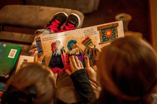 Selecciona ciertas palabras que se encuentren dentro del libro que estáis leyendo. Si es un libro que ya habéis leído antes, deja a los pequeños escoger dichas palabras. Cuando aparezcan en la historia, deberán realizar alguna acción (aplaudir, gritar, saltar, lo que quieran) para mantener la atención.