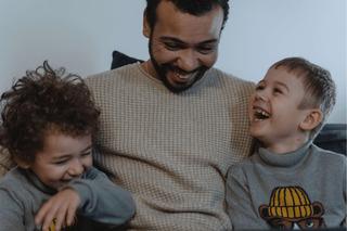 Al final del día, conversa con tus hijos y haz especial énfasis en las lecturas que realizaron durante el día. Pregunta si hay dudas respecto a algún término o elemento que hayan leído, y si las hay, ayúdales a resolverlas.