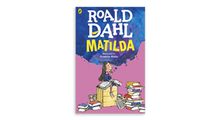 Clásico de la literatura infantil, nos presenta la historia de una niña muy inteligente y especial a la que sus padres (y otros adultos) menosprecian. Pese a ello, Matilda les enseñará una lección usando su portentosa mente y generando todo tipo de hilarantes situaciones.