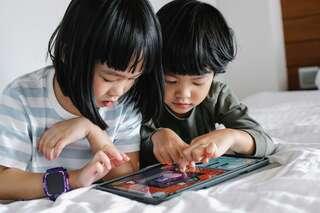 Cuando un niño ama la lectura, se interesará por ella en cualquier formato. Hoy en día existe una gran cantidad de apps diseñadas específicamente para ofrecer una amplia variedad de recursos de lectura que además miden su progreso y complementan lo leído con ejercicios para desarrollar competencias alternas. ,[object Object],, por ejemplo, promueve el amor por la lectura mientras tus hijos aprenden inglés.