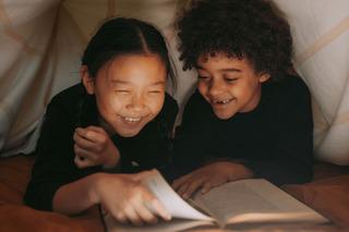 Crea un ambiente especial que vaya acorde con lo que se está leyendo. Si la historia trata de un misterio a resolver como ,[object Object],, crea el ambiente para que tus pequeños realmente se sientan como detectives. Si, por otro lado, la historia se desenvuelve en la residencia de una familia de vampiros como en ,[object Object],, utiliza una linterna para leer debajo de las sábanas y crear un ambiente escalofriante.