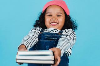 Aunque sean pequeñitos, los niños/as amantes de los libros se sentirán con autoridad sobre el tema cuando les pidas una recomendación de lectura. Una vez te la den, invítalos a leer contigo, verás la emoción que les genera compartir.