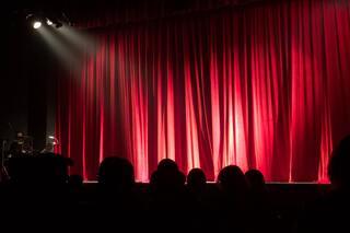 Busca representaciones teatrales de sus lecturas favoritas o eventos como ferias del libro o festivales literarios que sucedan en tu localidad o en los alrededores. Hoy en día también puedes encontrar varios eventos y recursos adicionales en línea, por lo que participar en ellos ampliará su perspectiva en torno a la lectura.