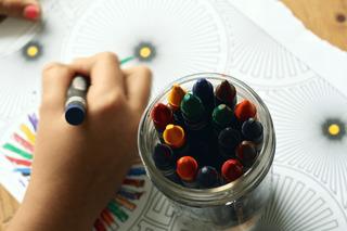 Para echar a volar la imaginación de tus hijos, invítalos a dibujar la portada de la “nueva edición” de su libro favorito. Esto estimulará su creatividad, fomentará la comprensión lectora y sembrará en ellos interés por continuar descubriendo el mundo de los libros.
