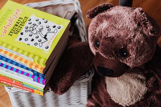 Llevar un control de los libros leídos ayudará a tus hijos a hacer visibles los logros que van alcanzando, y, además, les facilitará recordar aquellos elementos importantes de cada una de sus lecturas, identificando patrones y motivándolos a continuar cumpliendo metas.