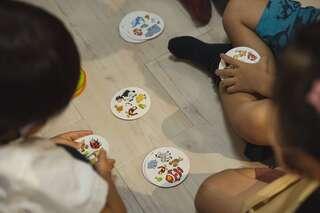 Una gran idea es crear un memorama con elementos importantes de sus cuentos favoritos. Por ejemplo, dibujar en una carta el escenario de la historia y en la otra el personaje principal. Una vez terminado el juego, anímalo a jugar con otros niños, de esta manera, se reforzará su autoestima y compartirá con otros el amor por la lectura.