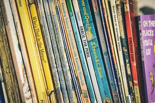 Ayudar a tus hijos a elegir un libro ideal para su nivel será determinante en su experiencia lectora, pues los libros que son demasiado difíciles pueden desanimar a los niños y aquellos que son demasiado fáciles no brindan suficientes oportunidades para la práctica y el crecimiento. En ,[object Object], descubrirás algunas lecturas infantiles en inglés clasificadas por edad.
