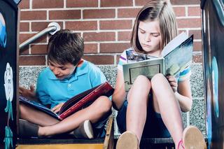 Puede parecer que los círculos o grupos de lectura son actividades para adultos, pero cuando un niño ama la lectura, se trata del plan ideal para compartir libros e historias y así comenzar a construir sus propias opiniones y críticas literarias. Habla con los padres de los amigos de tus hijos e invítalos a formar un grupo de lectura.