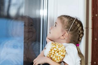 Una manera divertida de continuar fomentando la lectura en un niño al que ya le encanta leer es inventar finales alternativos a sus historias favoritas. Esta actividad la podéis realizar de manera individual, con un grupo de lectura o en familia, y fortalecerá su comprensión lectora y su creatividad.