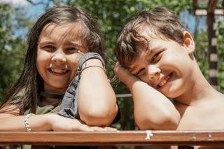 Cuando uno ama alguna actividad, hay que compartirla. Emprended una aventura eligiendo un libro que os gustaría compartir con algún otro niño. Escribid una nota donde expreséis la razón por la que queréis compartir esa lectura en específico. Después, id al parque o a algún lugar especial dentro de vuestra localidad para esconder el libro. Finalmente, esperad un poco y observad si alguien lo encuentra y lo lleva consigo.