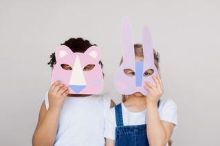 Transforma su lectura favorita en una obra de teatro, e incluso invita a sus conocidos a ver la representación. Utilizad disfraces para interpretar a los personajes e incluid nuevos elementos como finales alternativos o escenas creadas por los mismos niños.