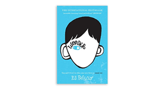 Ésta es la conmovedora historia de Auggie, un niño de diez años que, pese a ser diferente a los demás a causa de una malformación facial de nacimiento, desea encajar y ser aceptado. El libro trata temas como el bullying y la aceptación social desde una perspectiva refrescante y un lenguaje sencillo.