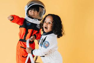 Cuando logran sentirse identificados con lo que leen, la probabilidad de mantenerse motivados será mayor. Así que, si vais de excursión, leed un libro sobre aventuras, si hay un lanzamiento de un cohete, revisad material relacionado con el espacio y los astronautas. Así mismo, historias como ,[object Object], os llevarán a vislumbrar los beneficios de la lectura.