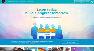 Con el lema “Cualquier persona puede aprender Ciencias de la Computación”, Code.org presenta una plataforma de cursos en línea dirigidos a niños y niñas de diferentes edades para que sean capaces de crear sus propios proyectos de programación mientras se divierten aprendiendo. Dispone de lecciones sin conexión a Internet.