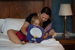 Leer en voz alta es una oportunidad para agregar emoción a la lectura. Utiliza diferentes voces con cada personaje y resalta eventos o palabras importantes dentro del texto con una entonación diferente.