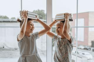 Así como les gusta que les leamos en voz alta, también les gusta hacerlo ellos mismos. Turnaros para la lectura, ya sea intercalando días o eligiendo a diferentes personajes para ponerles voz.
