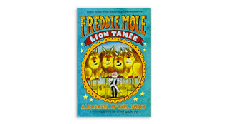 Freddie Mole comienza a trabajar en un circo para ayudar económicamente a su familia. Repleta de ilustraciones y de escenas divertidas, esta historia utiliza un lenguaje sencillo para hablar sobre la valentía y la importancia de los lazos familiares.